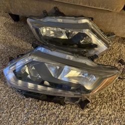 Nissan Rogue 2016 front right headlight! Left one is a gift, lower light does not shine in left headlight