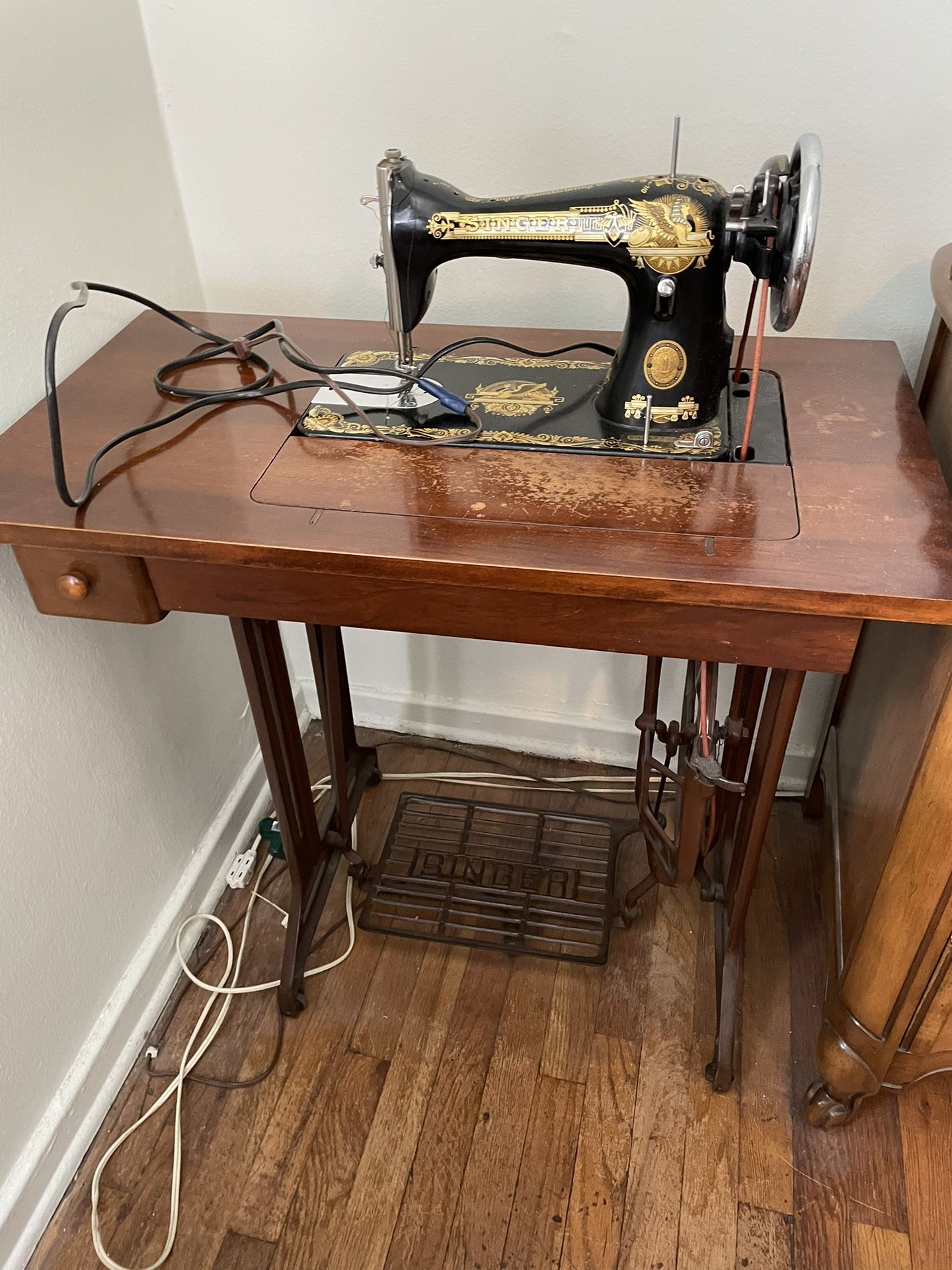 1952 Singer sewing machine