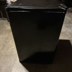 Hi-Sense 2.7 cu.ft. Mini Fridge