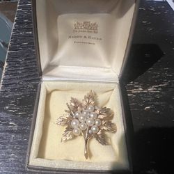 Vintage Trifari Gold Tone Leaf Leaves faux Pearl Rhinestone Brooch Pin, 
