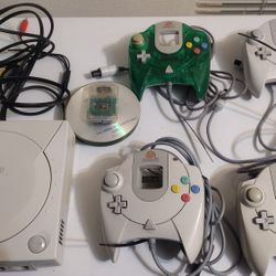 Sega Dreamcast with 4 Controllers/1 Memory Card