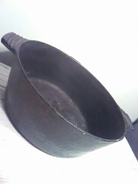 Dutch oven 88 B stamped on the bottom