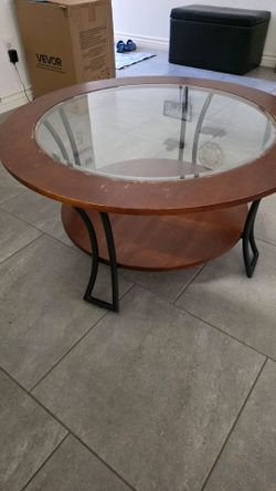 Living room: Round center table