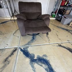 Manual Rocker Swivel Recliner Chair In Excellent Condition