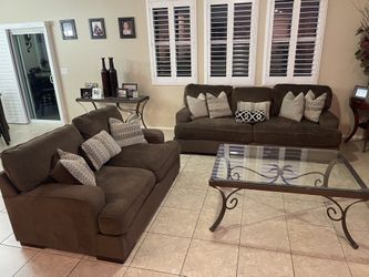 2 Piece Couch Set! Great Condition !