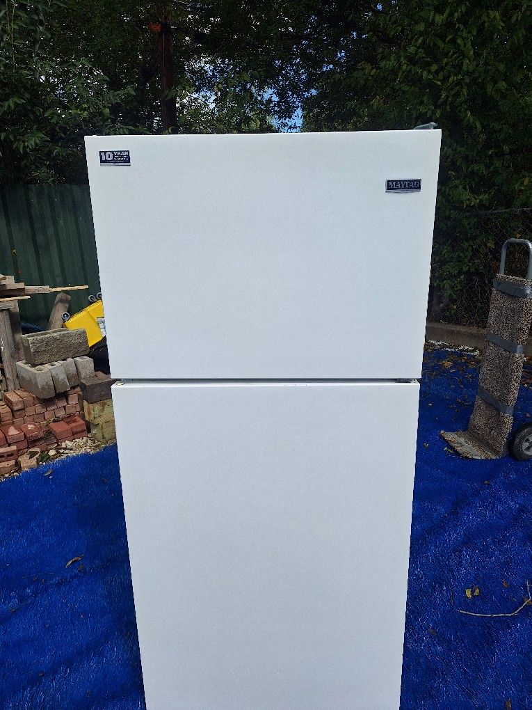 Nice Refrigerator Maytag in good working condition no issues, will deliver for extra fee....