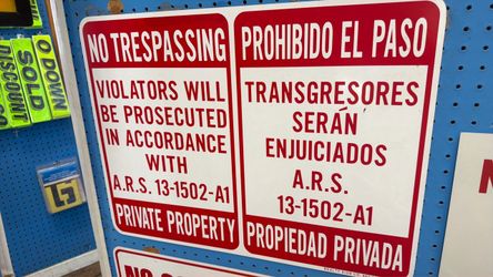 No trespassing sign bilingual