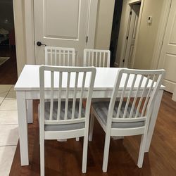 Simple Modern Extendable Dining Table and 4 Upholstery Chairs