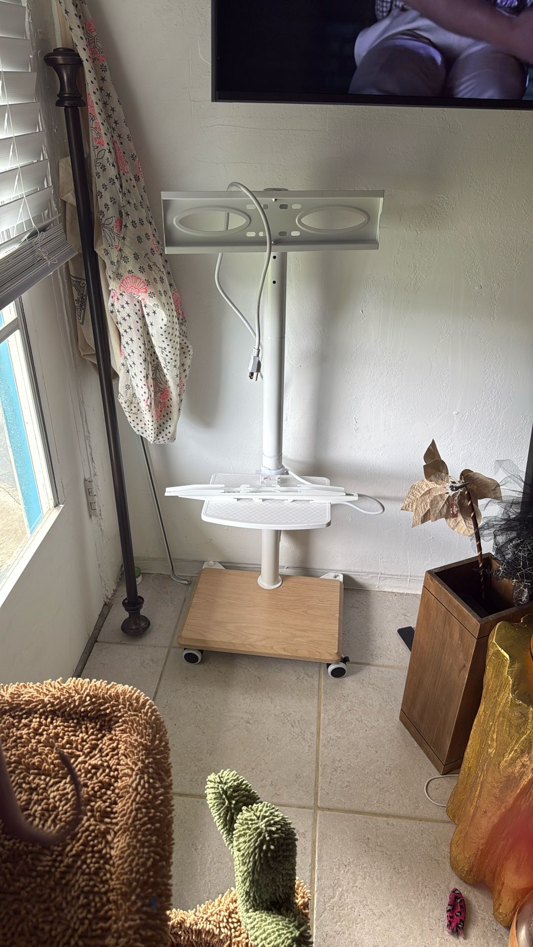 TV stand With Locking Wheels