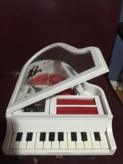 Music piano shaped jewelry holder