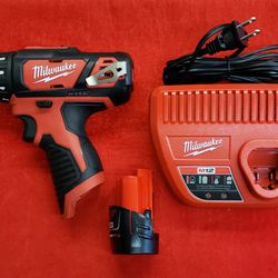 Milwaukee 2407-20  M12 12V Lithium-Ion Cordless 3/8" Drill/Driver with 1.5Ah Battery and Charger - Kit - Working