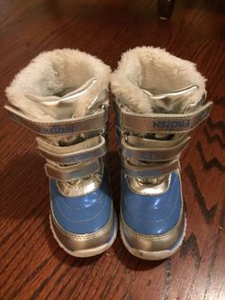 Frozen snow boots size 8