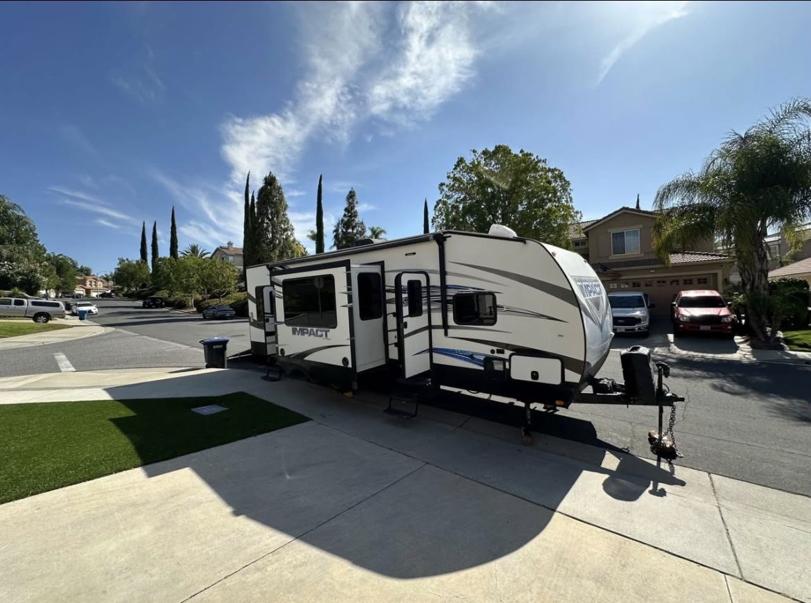 2015 Fusion 30' Travel Trailer