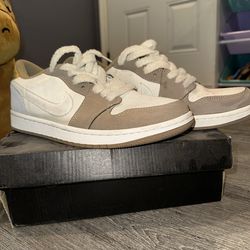 10.5 Women’s Nike Fuzzy Lace Shoeso