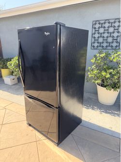 Whirlpool 22.1-cu ft Standard-Depth 33-in Wide Bottom-Freezer Refrigerator with Ice Maker