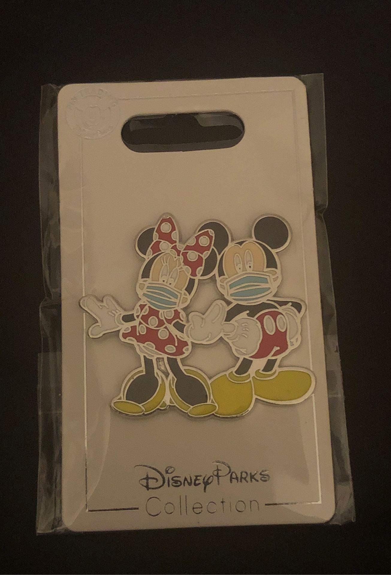 (NEW) Disney Parks Collection (Mickey & Minnie) COVID -19 Masks Trading Pin