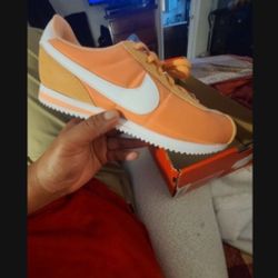 NIKE CORTEZ BRAND NEW (7Y/8.5W)