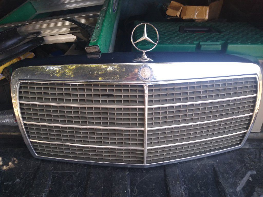 Mercedes Benz 560SEL Grille