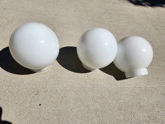 light bulb shade - glass
open diameter: 3"
globe diameter: 6"
3 pcs
1 pc- crack repaired
all for $10