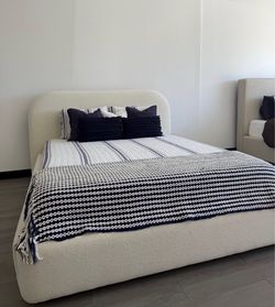 Beautiful Queen Bed!