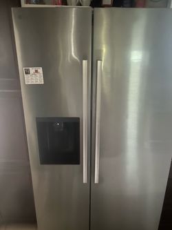 LG Stainless Steel Side-by-Side Refrigerator w/ Ice Maker & Water Dispenser