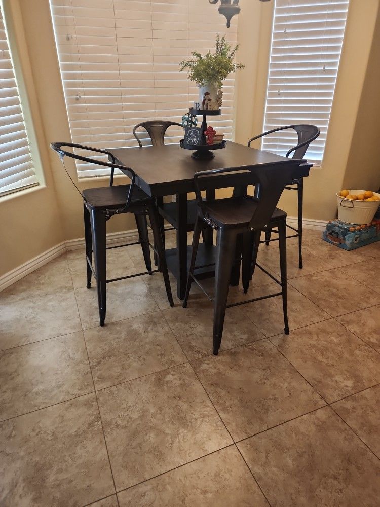 Dinning Table w Bar stools