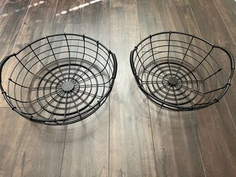 2 metal fruit baskets