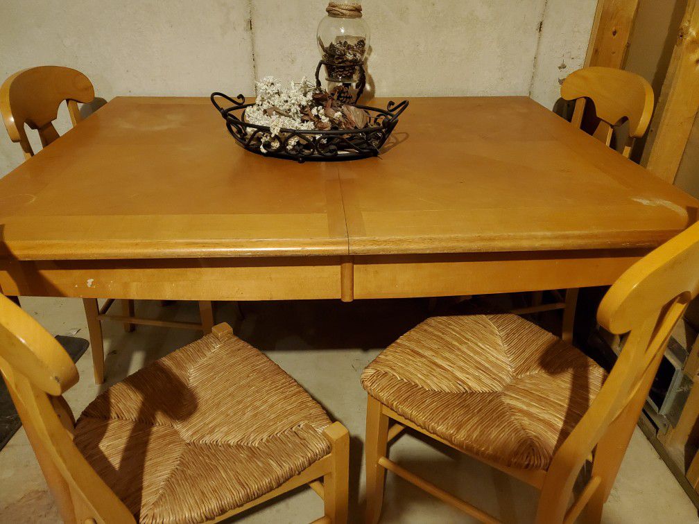 ( Pending )Solid Table w/ 4 chairs & an extra leaf