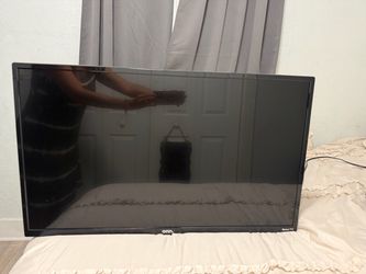 32 Inch Roku Smart TV with Wall Bracket