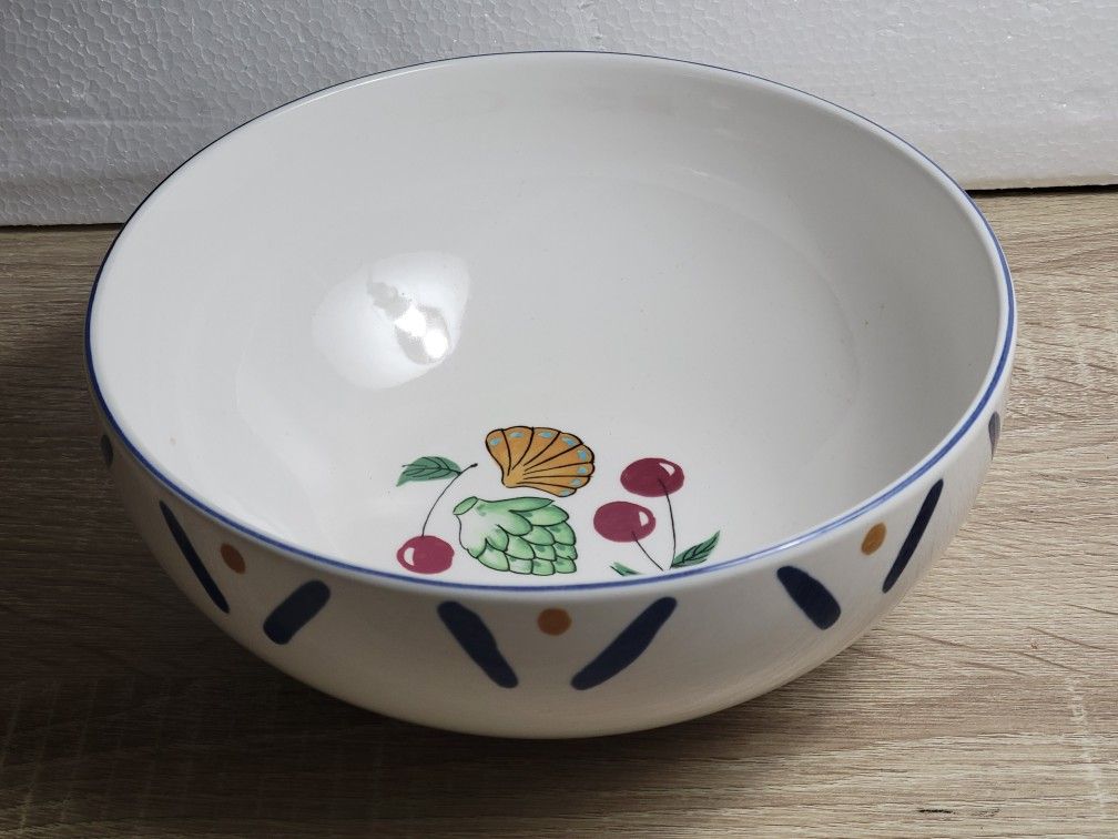 Mikasa large serving bowl. Beautiful condition like New. See all pictures for more details