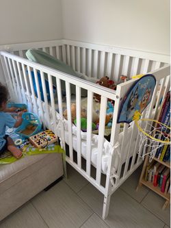 Baby crib stages/ MATTRESS INCLUDED