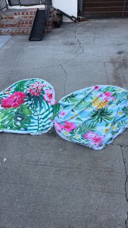 2 round beach towels