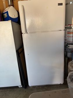 Frigidaire Top-Freezer Refrigerator