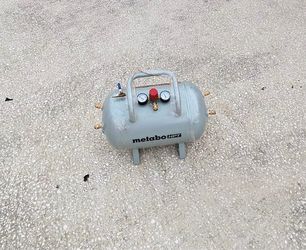 This is a Metabo HPT 10-Gallon Reserve Air Tank (model UA3810AB).