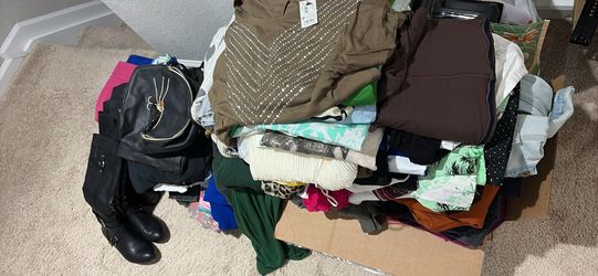 Lot of over 100 woman clothes, small, medium, large . Over 100 pieces