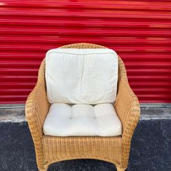 LOUNGE CHAIR/ OUTDOOR/ IN GREAT CONDITION/ DELIVERY NEGOTIABLE 