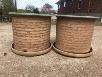 Set of ceramic pots with glued tray