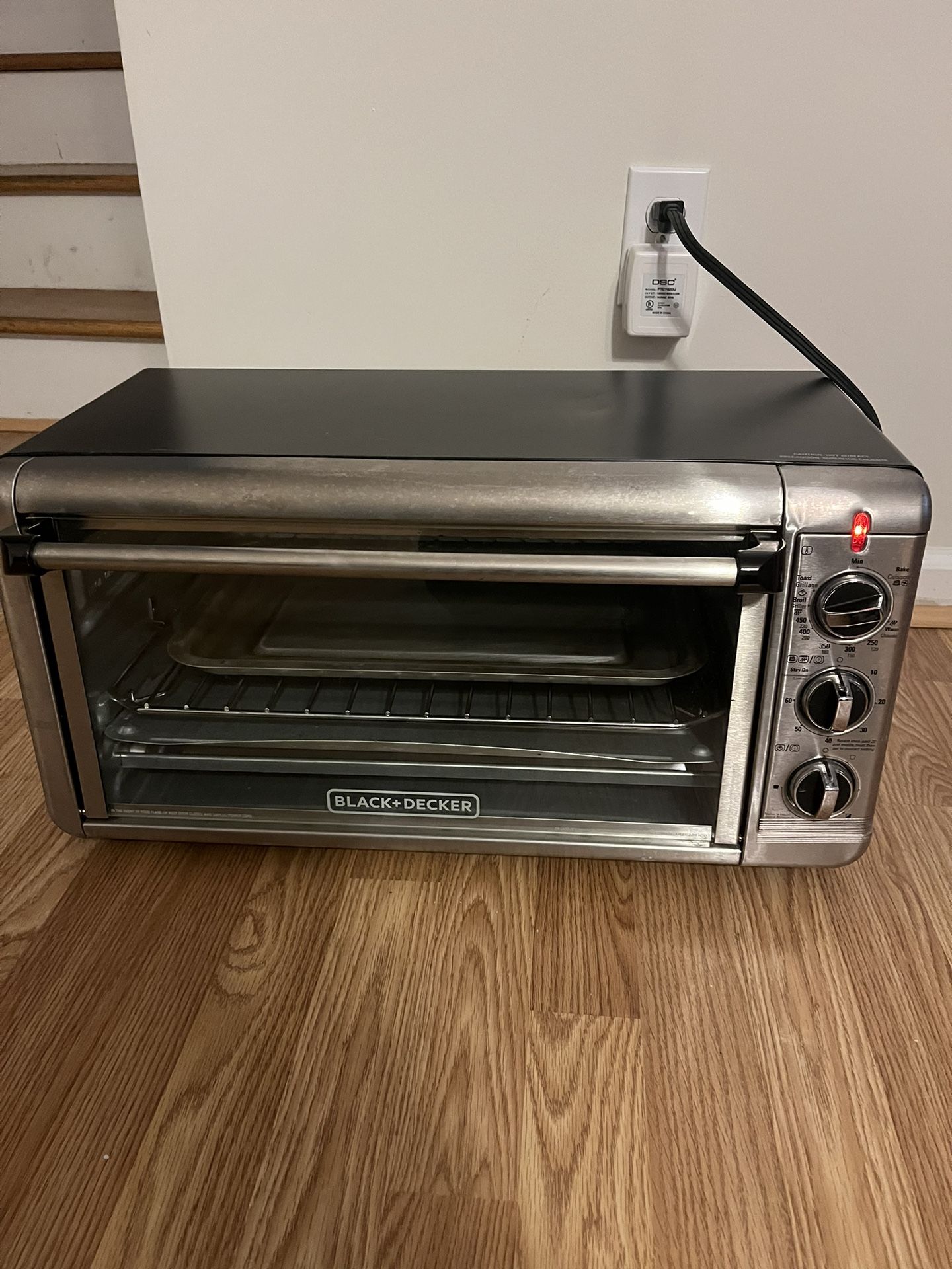 LARGE 6 SLICE TOASTER OVEN 🍖🥩.  RACK & 2 TRAYS.  MANY FEATURES.  100% GUARANTEED.  SEE PICS. TARGET PRICE $109.99(SEE AD). NOW $25 🔥🔥