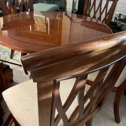 Round Table, Four Chairs. Excellent High End  Beauty