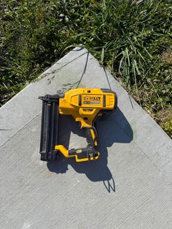 20V MAX XR Lithium-Ion Electric Cordless 18-Gauge Brad Nailer (Tool Only)