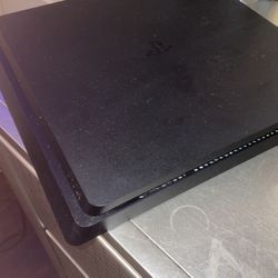 PS4 For Sale With 4 Controllers For 150$