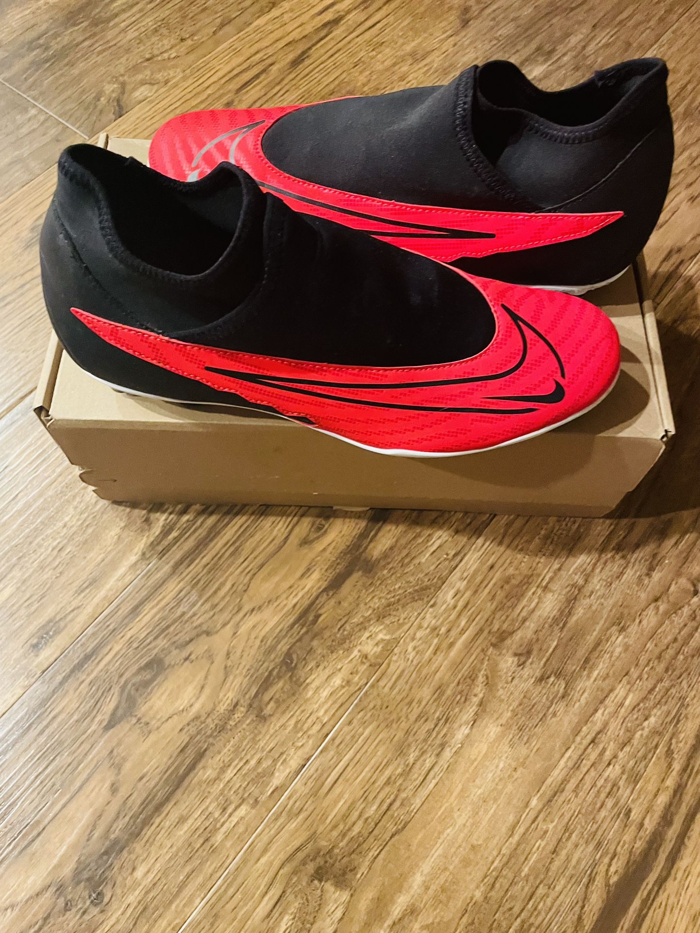 SIZE 10 MENS NIKE PHANTOM GX CLUB FG/MG SOCCER CLEATS