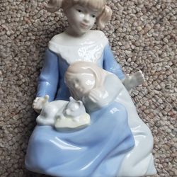 Beautiful Porcelain Figurine Similar  To Lladro