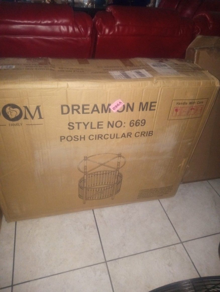 Dream On Me Posh Circular Crib