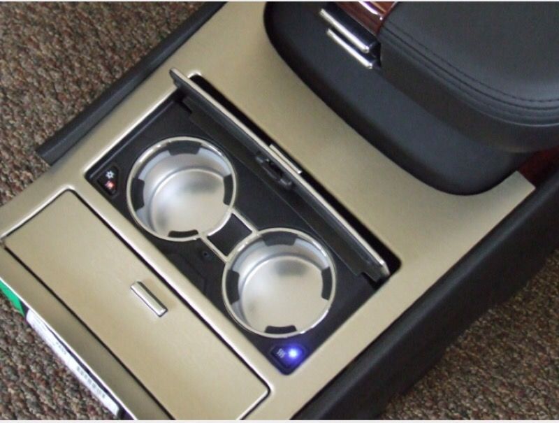 20072013 escalade cup holder heated & cooled for Sale in Detroit, MI