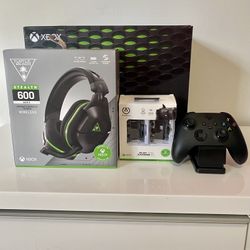 XBOX Series X 1TB Excellent Condition Bundle With Headset & 2 Controllers 