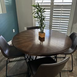Brown Wooden Table With Chairs 
