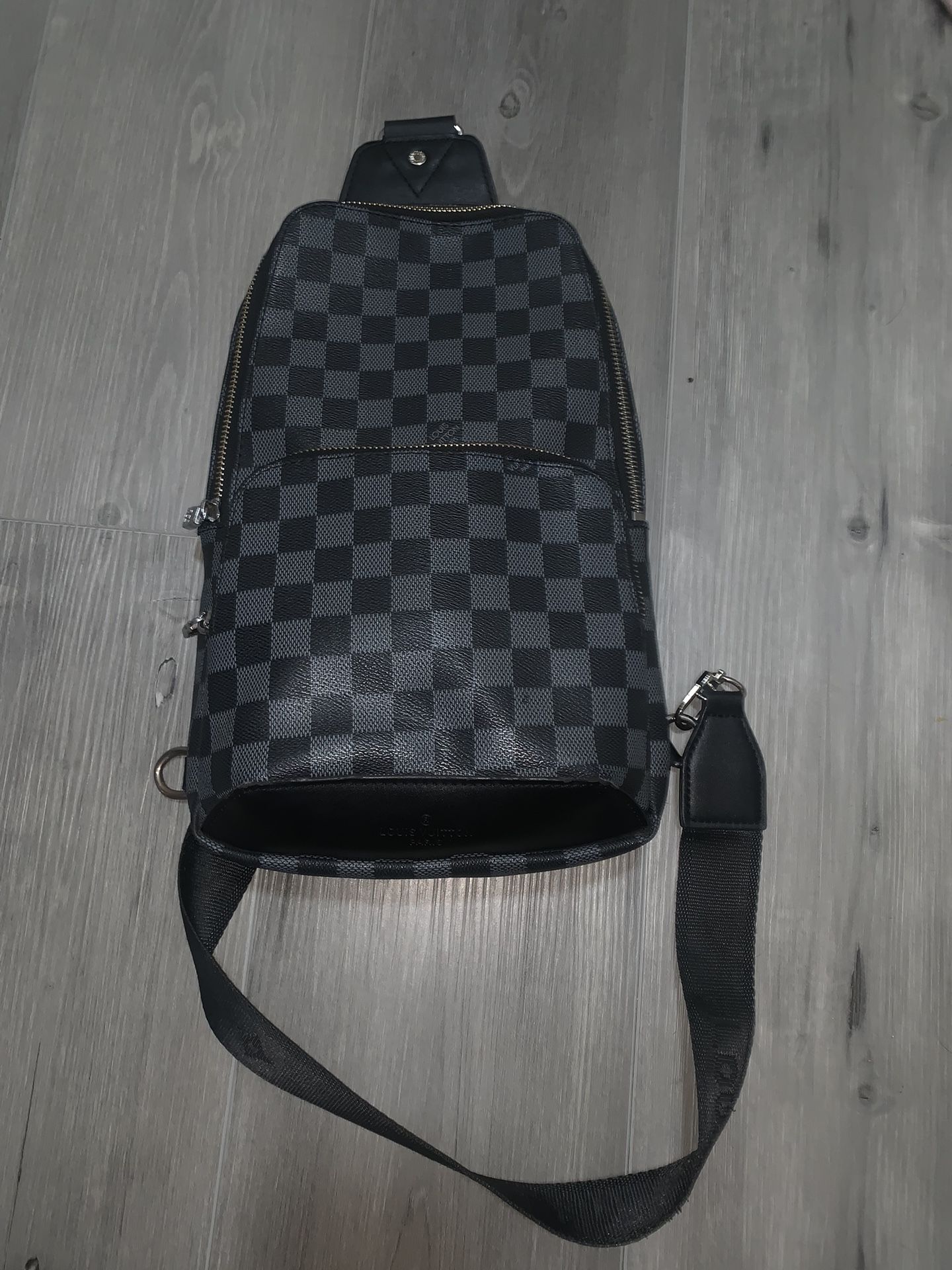 Louis Vuitton - Avenue Sling Bag