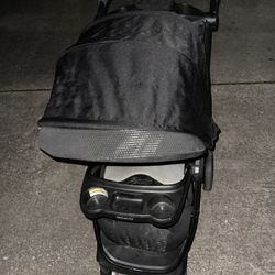 CAR SEAT AND STROLLER / PORTABEBE Y CARRIOLA