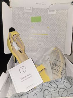 DailyShoes Yellow Heeled Sandals (9) New In Box